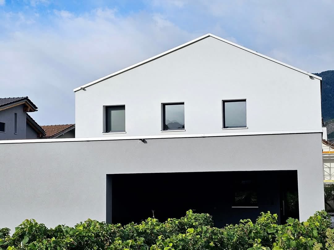 Façade contemporaine peinture noir et blanc