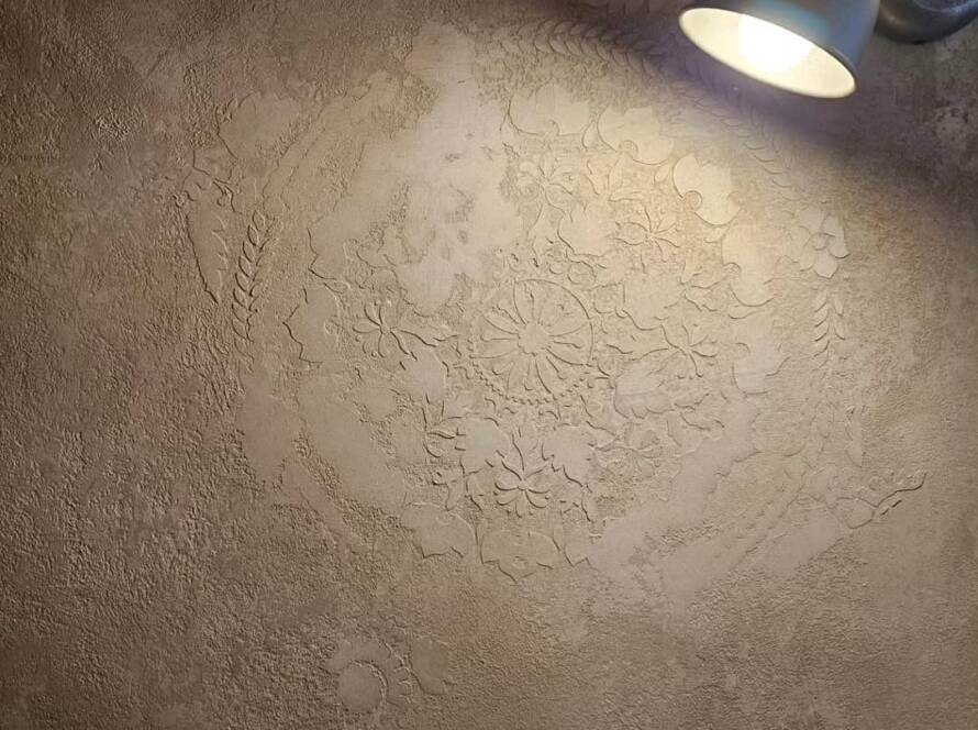 Effets decoratifs metallises sur mur